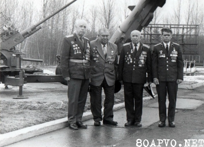 Первый командир 540-го зрп (в/ч 04144) п-к Липкович Иссак Абрамович (третий слева)